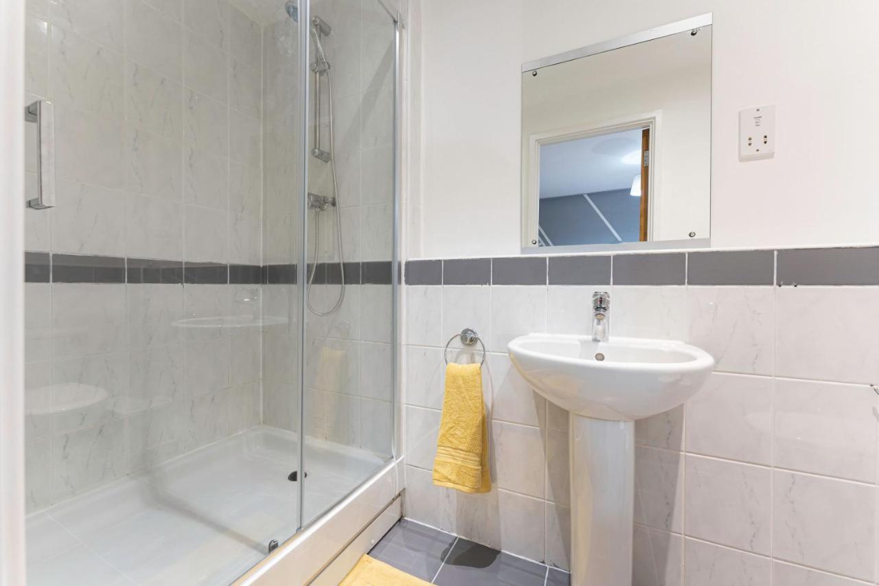 Riley House Spacious City Apartment Coventry Esterno foto