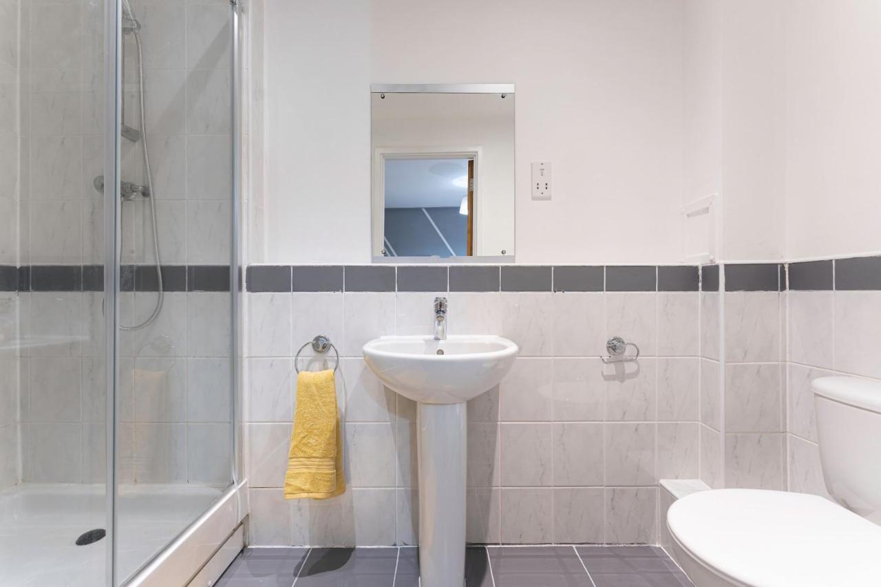 Riley House Spacious City Apartment Coventry Esterno foto
